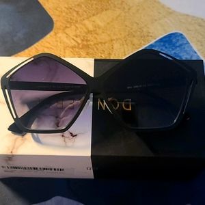 🕶 JANIS BLACK PENTAGON SHAPED MIRRORED